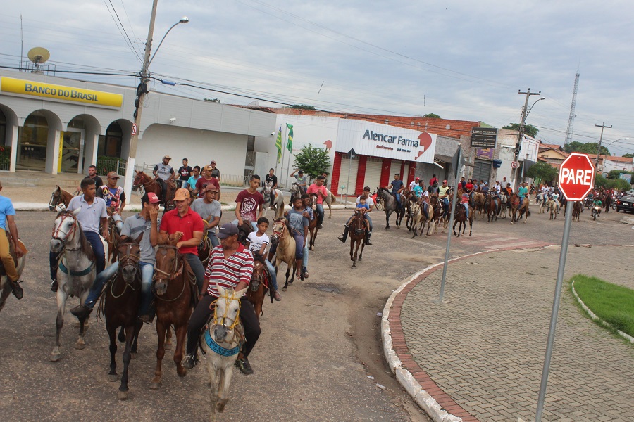 Cavalgada e apresentações de bandas ao vivo encerraram as festividades do bairro Buritizinho
