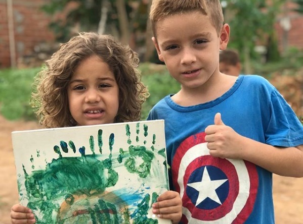 Com casa 'caindo aos pedaços', menino de Teresina faz vídeo para vender pintura da irmã