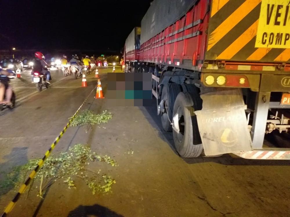 Mãe e filhos morrem após serem atropelados por carreta na BR 343