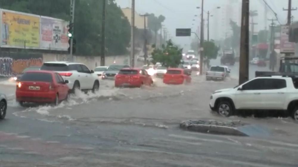 Chuva arrasta veículos e deixa o trânsito complicado em diversos bairros de Teresina