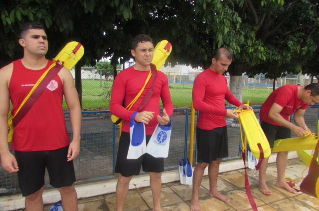 Bombeiros participam de treinamento aquático na AABB de Picos