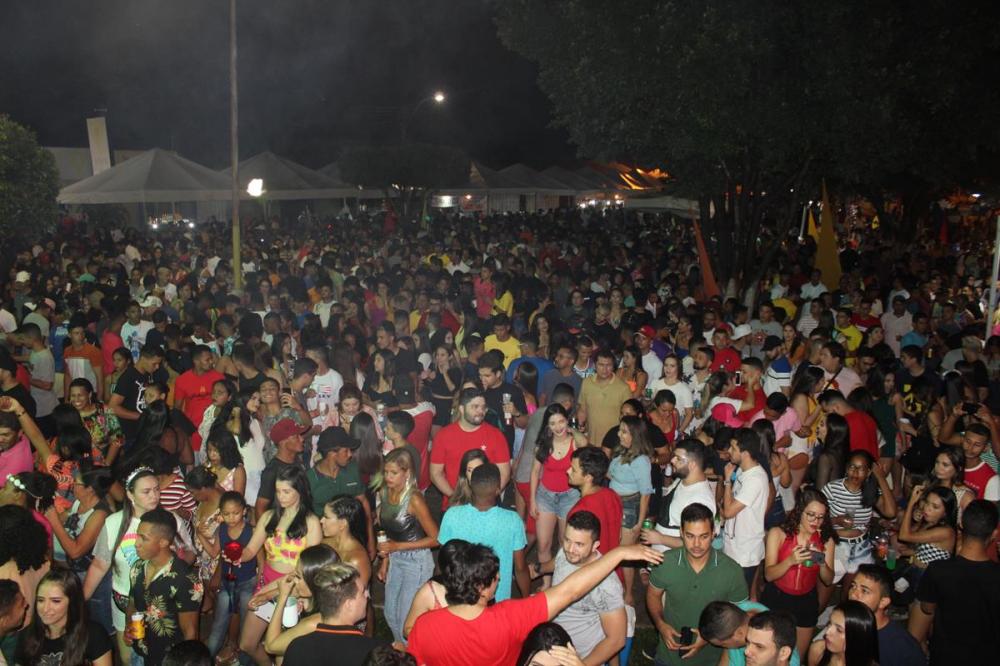 Zé Pereira | Eric Land, Edy Sakana e a Japa atraem multidão de foliões na 1ª noite de festas em São Pedro do Piauí