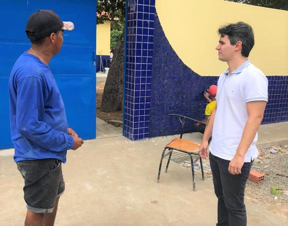 São Gonçalo do PI | Prefeito Júnior Ribeiro visita obra de reforma em escola da zona rural 