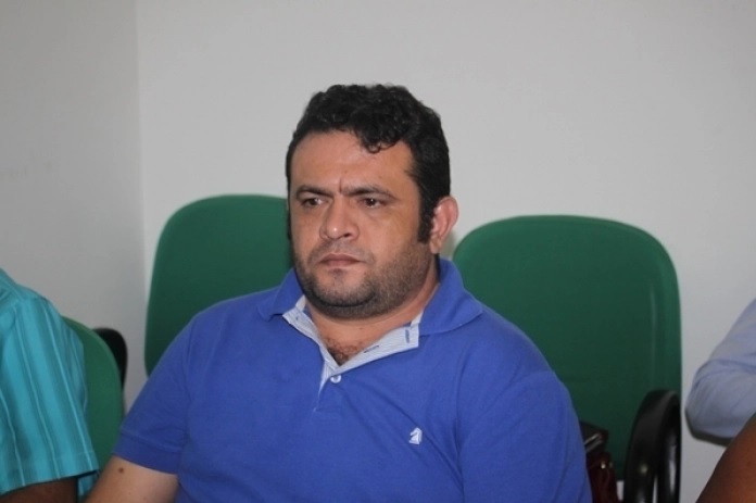 Criminosos armados invadem residência de prefeito, roubam moto e espancam caseiro no Piauí