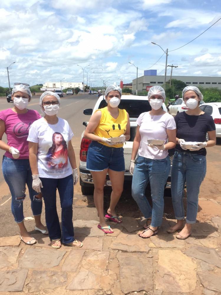 Famílias distribuem marmitas a caminhoneiros que passam pela BR 316, em Picos
