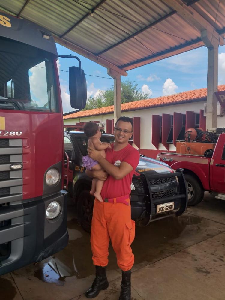 Bombeiro salva criança de 1 ano engasgada em Picos