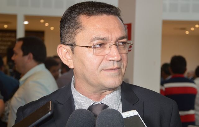 Prefeitura de Picos desmente boatos sobre Covid-19 no prefeito Pe. Walmir