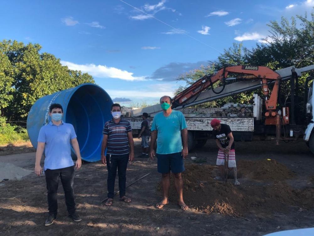Prefeito Júnior Ribeiro acompanha instalação de reservatório de água em comunidade da zona rural