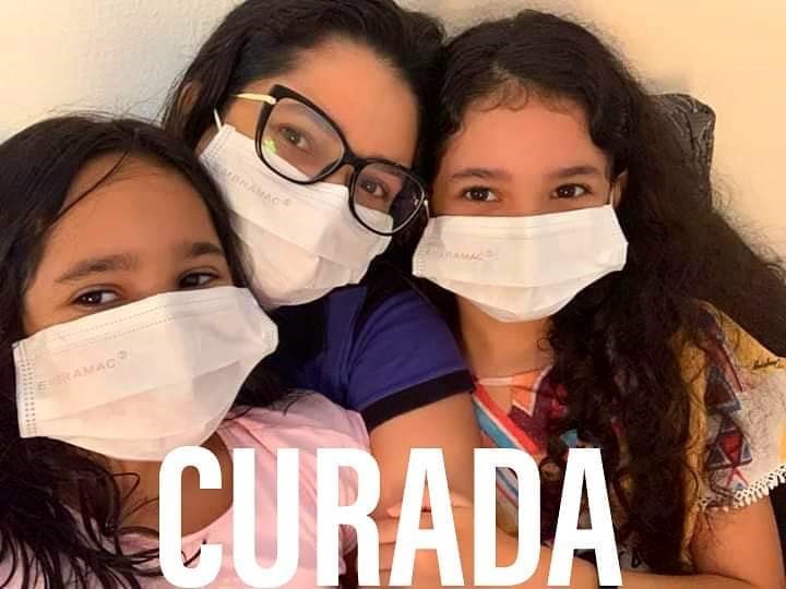 Curada da Covid-19, primeira-dama de São Pedro do PI faz agradecimento e posta foto com as filhas nas redes sociais