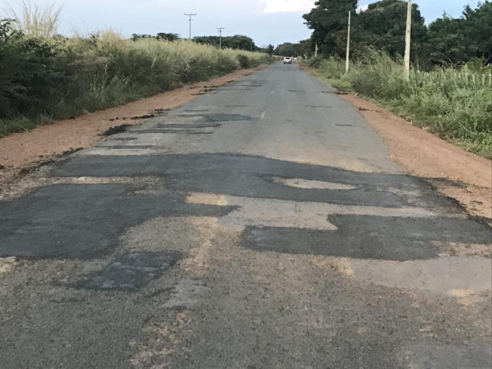 Rodovia PI-354 recebe Operação Tapa-buracos em Olho D’água do Piauí