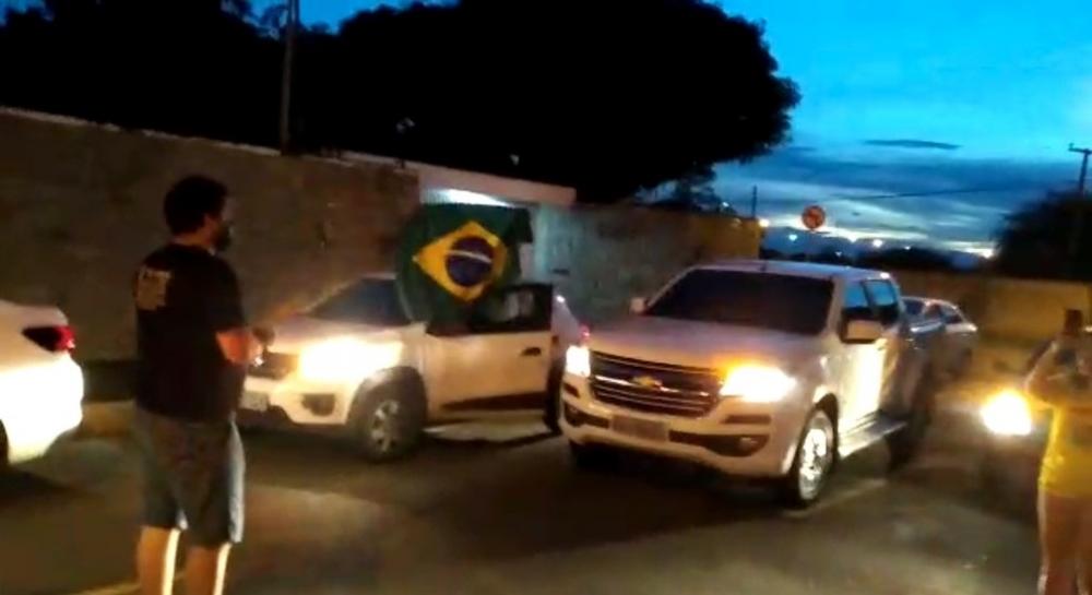 Grupo vai até a casa do prefeito de Teresina e pede abertura do comércio com buzinaço: 'atitude vil e covarde'