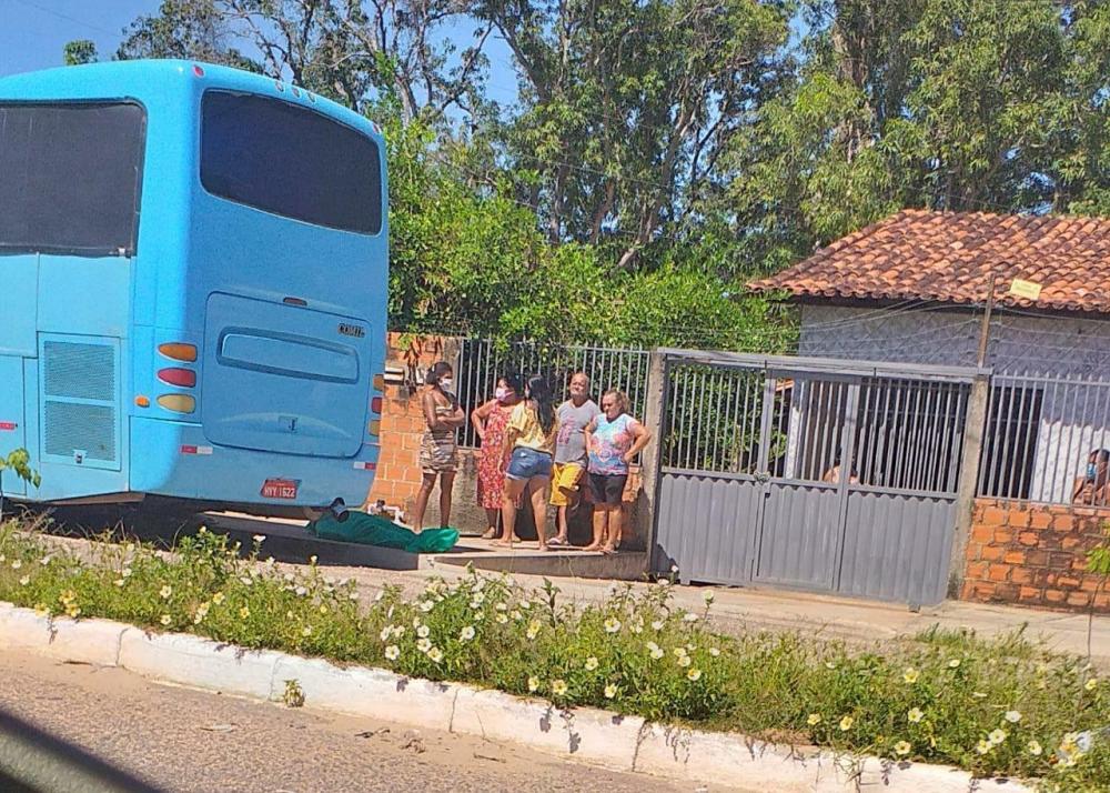 Mulher morre na porta de casa e família leva corpo ao IML de Teresina após demora 