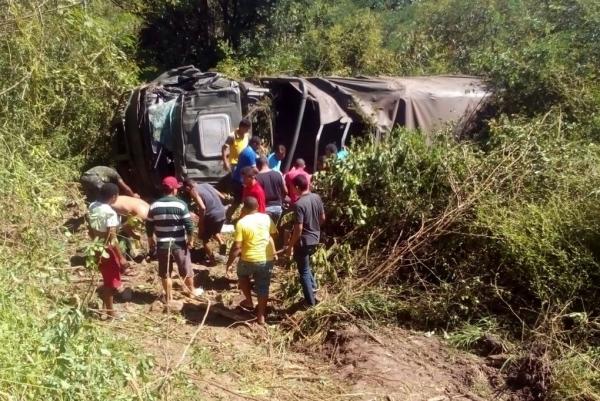 Acidente com comboio do Exército deixa um morto e 25 feridos em rodovia do Piauí