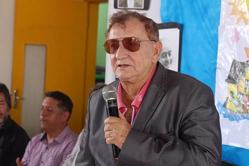 Prefeito Mão Santa é multado em R$ 75 mil por reabrir comércio