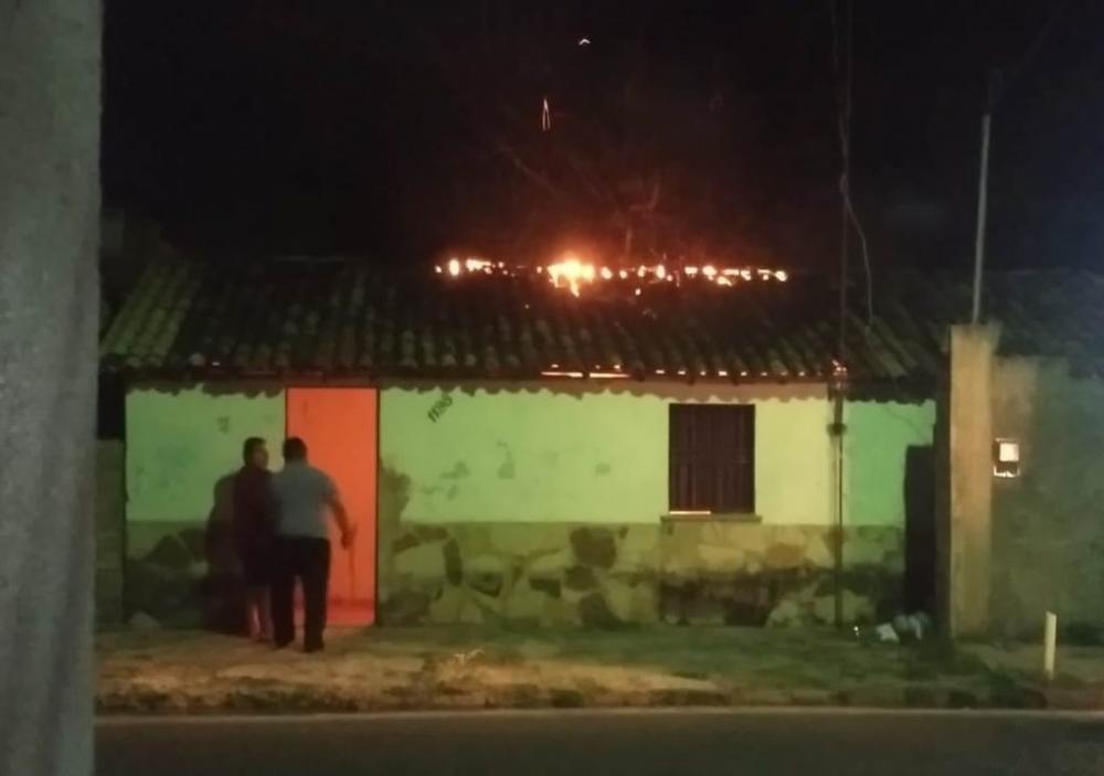 Incêndio destrói casa em Piripiri e assusta moradores
