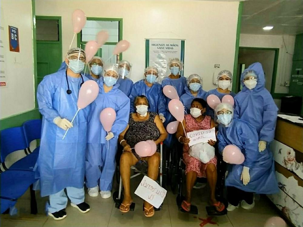 Paciente com Covid-19 recebe alta do Justino Luz de Picos, após 44 dias de internação