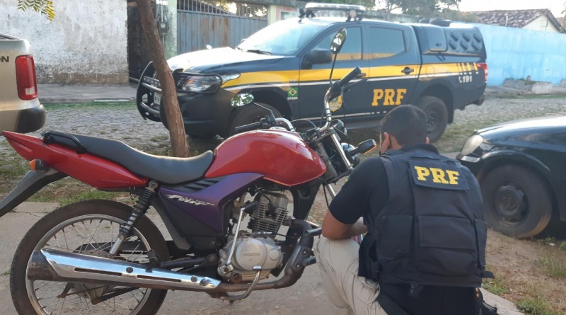 PRF recupera motocicleta roubada e prende mulher por Receptação na BR 343