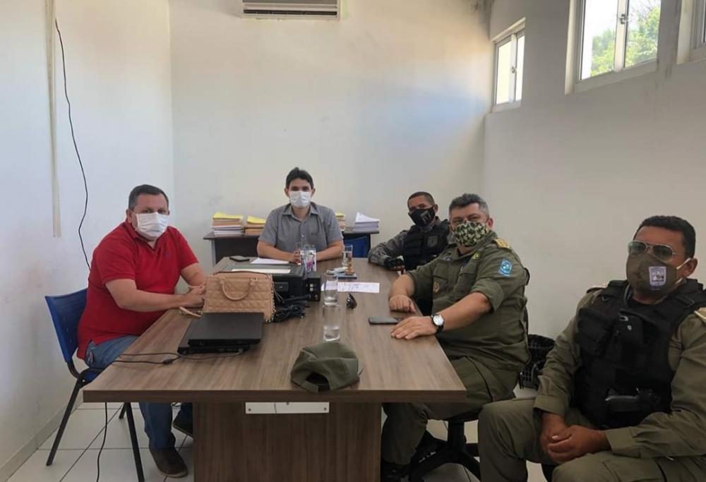 Prefeito Júnior Ribeiro se reúne com comandante do 18° BPM para tratar sobre a segurança do município