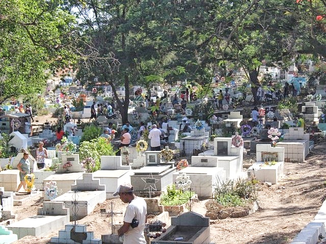 Corpos de vítimas de Covid-19 são trocados e família sepulta pessoa errada no Piauí