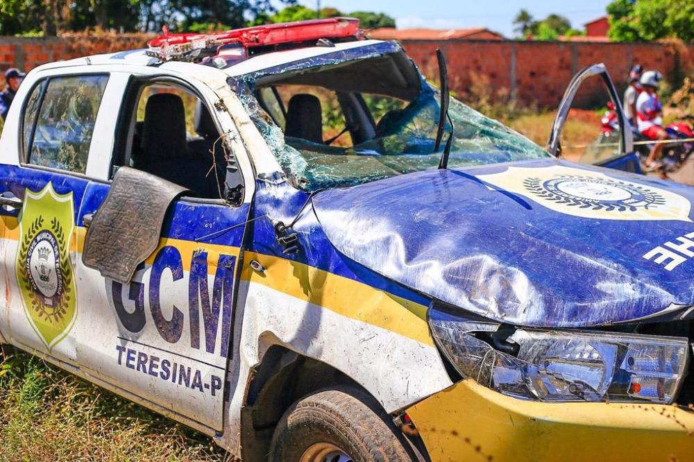 Viatura da Guarda Municipal de Teresina capota durante perseguição a assaltantes