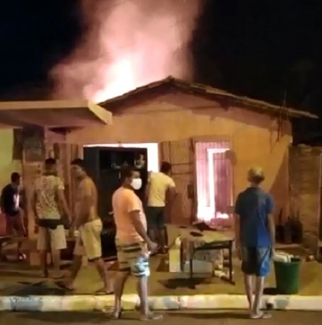 Casa fica destruída durante incêndio na Zona Sul de Teresina e bombeiros são acionados