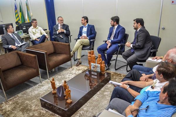 Prefeitos têm 400 milhões de reais em caixa, mas não podem gastar