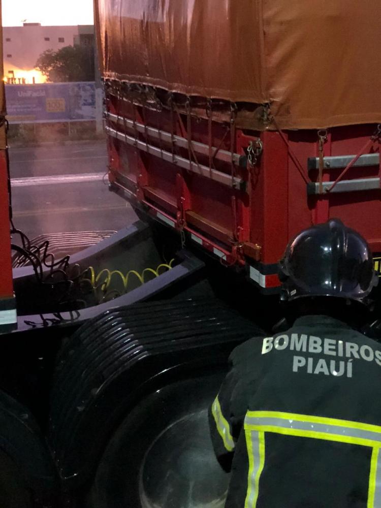 Corpo de Bombeiros de Picos combate princípio de incêndio em carreta