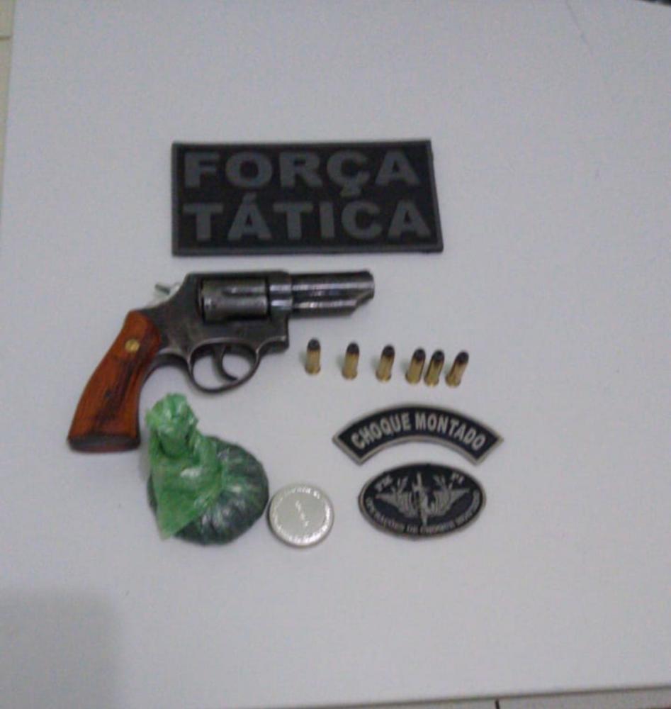 Força Tática prende homem com arma em Valença