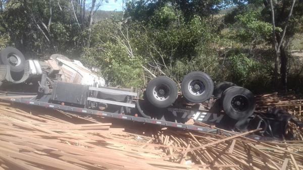 Caminhão carregado com madeiras tomba na BR-316 próximo a penitenciária Irmão Guido; veja imagens