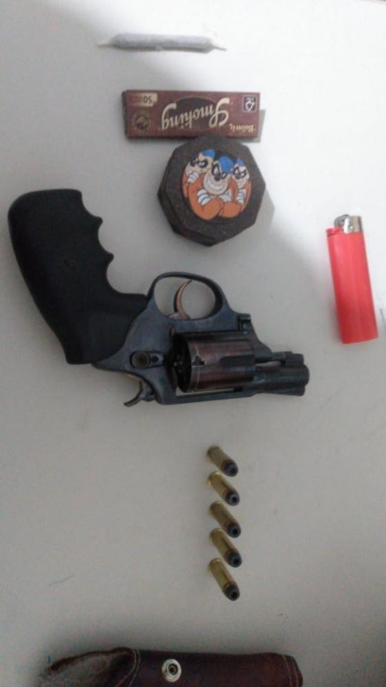Polícia militar apreende arma de fogo, droga e menor de idade em Picos 