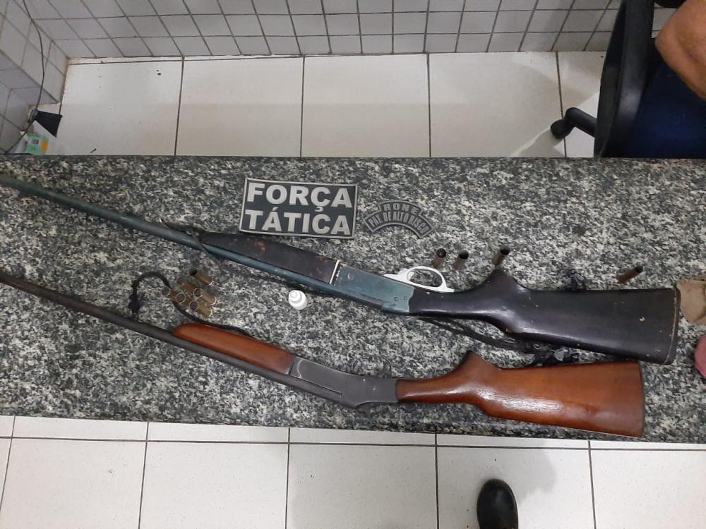 Força Tática prende dupla com armas e moto adulterada