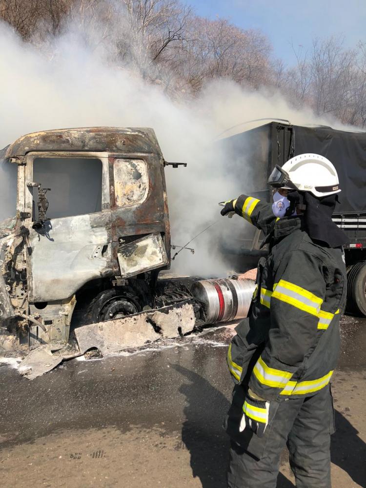 Bombeiros combatem incêndio em carreta após pegar fogo na BR 316 em Picos
