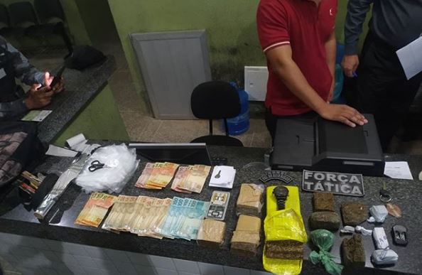Força Tática apreende drogas e dinheiro em abordagem a suspeito em avenida de Piripiri