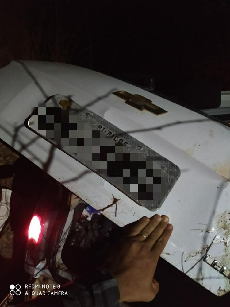 PICOS | Bandidos roubam carro, capotam veículo e fogem em direção a mata 