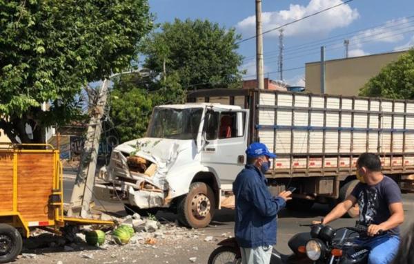 Caminhão colide em poste na Av. Tomaz Rebelo