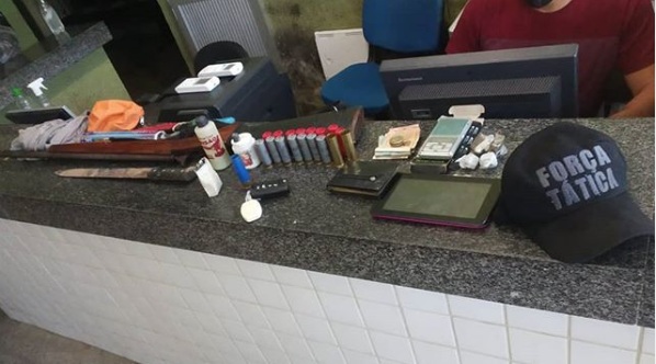Força Tática apreende drogas, dinheiro e armas em poder de suspeito num bairro de Piripiri