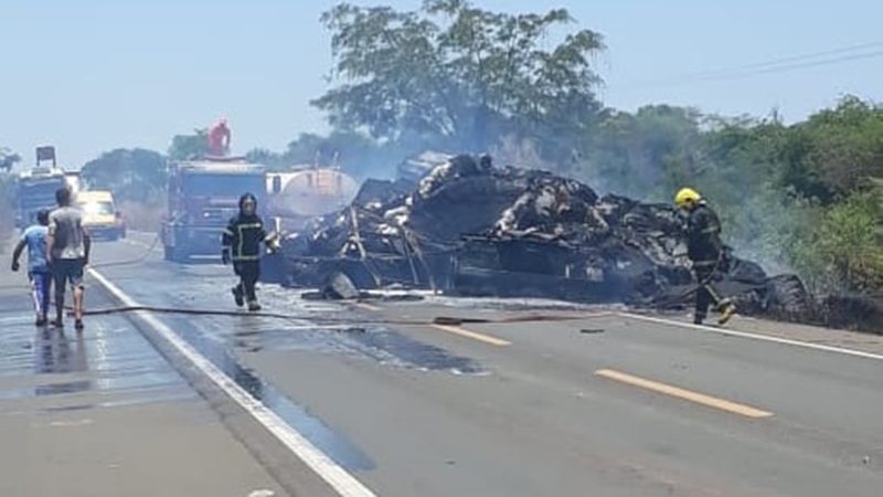 Caminhão com carga de algodão pega fogo na BR-343 e rodovia é interditada