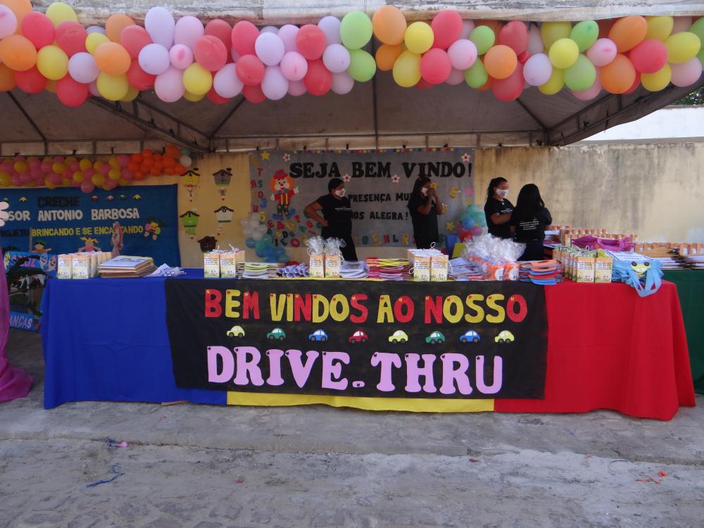São Pedro do PI | Creche municipal realiza Drive Thru com distribuição de trabalhos escolares 
