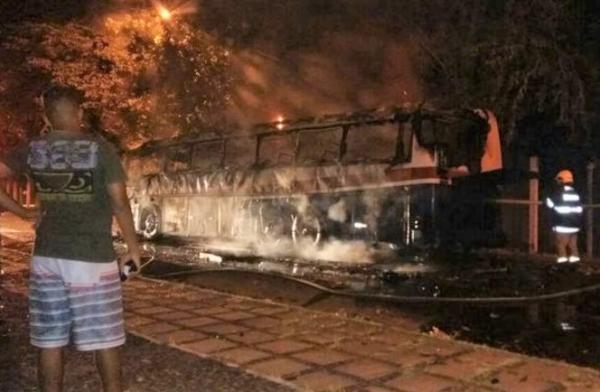 Três ônibus são incendiados quase ao mesmo tempo em Teresina