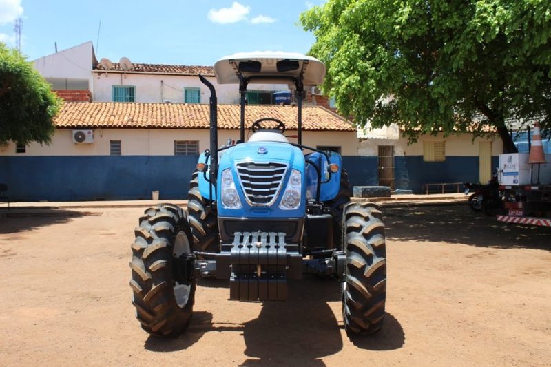 Secretaria de Agricultura e Abastecimento recebe novo trator