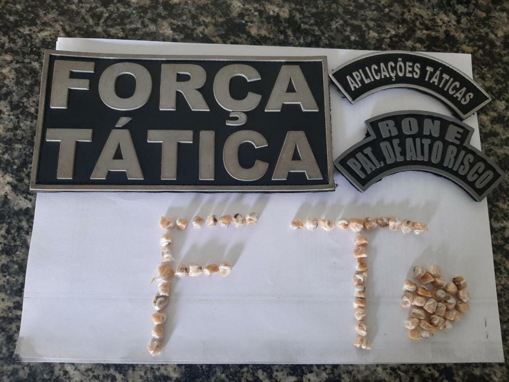 Força Tática prende suspeita de tráfico em Valença