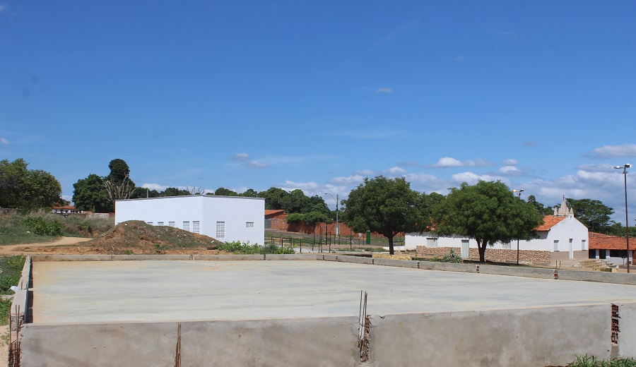Prefeitura de São Pedro está construindo quadra de esportes com recurso próprio