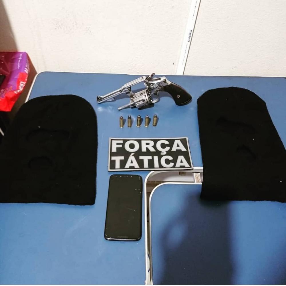 Polícia conduz dupla suspeita com arma de fogo e toucas ninjas em Picos
