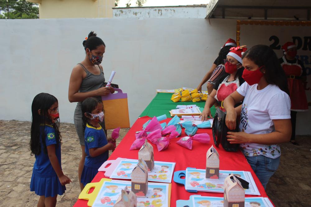 Educação | Creche Antonio Barbosa realiza 2º Drive Thru com distribuição de tarefas escolares
