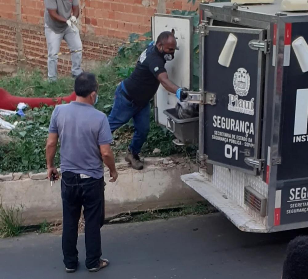 Corpo de mulher é achado dentro de saco plástico por catador de lixo em Teresina