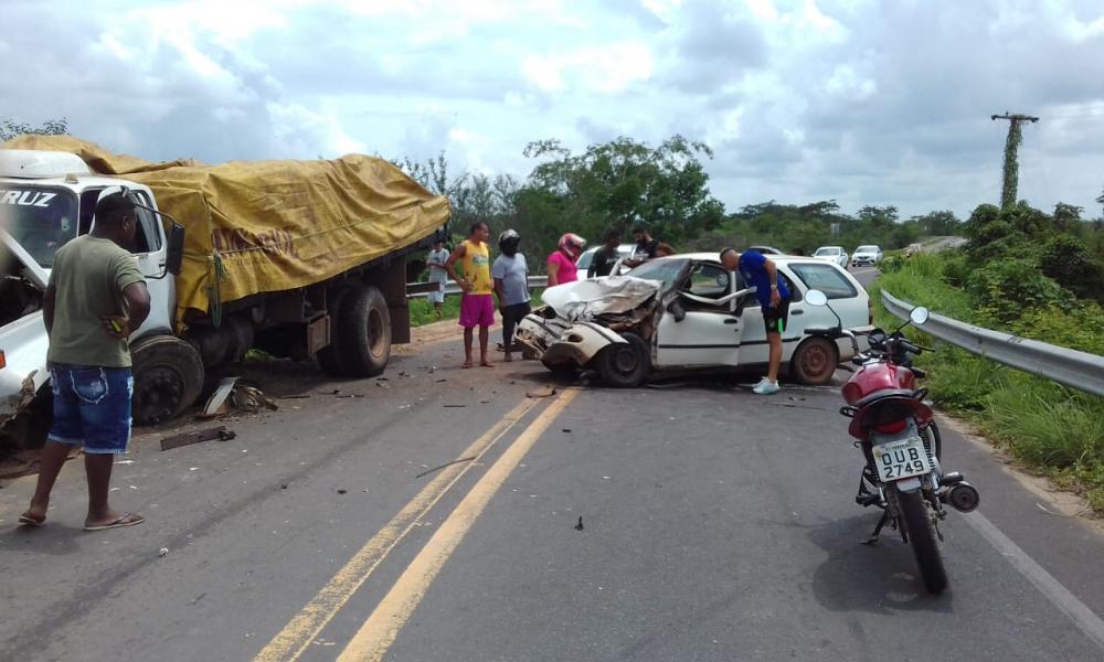 Homem morre após colisão frontal entre veículo e caminhão em Teresina