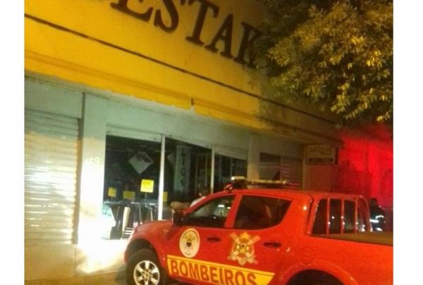 Incêndio destrói loja de confecções no centro de Teresina
