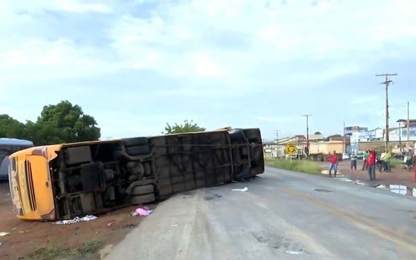Cinco pessoas morrem e mais de 20 ficam feridas após ônibus tombar na Bahia; saiu do Piauí