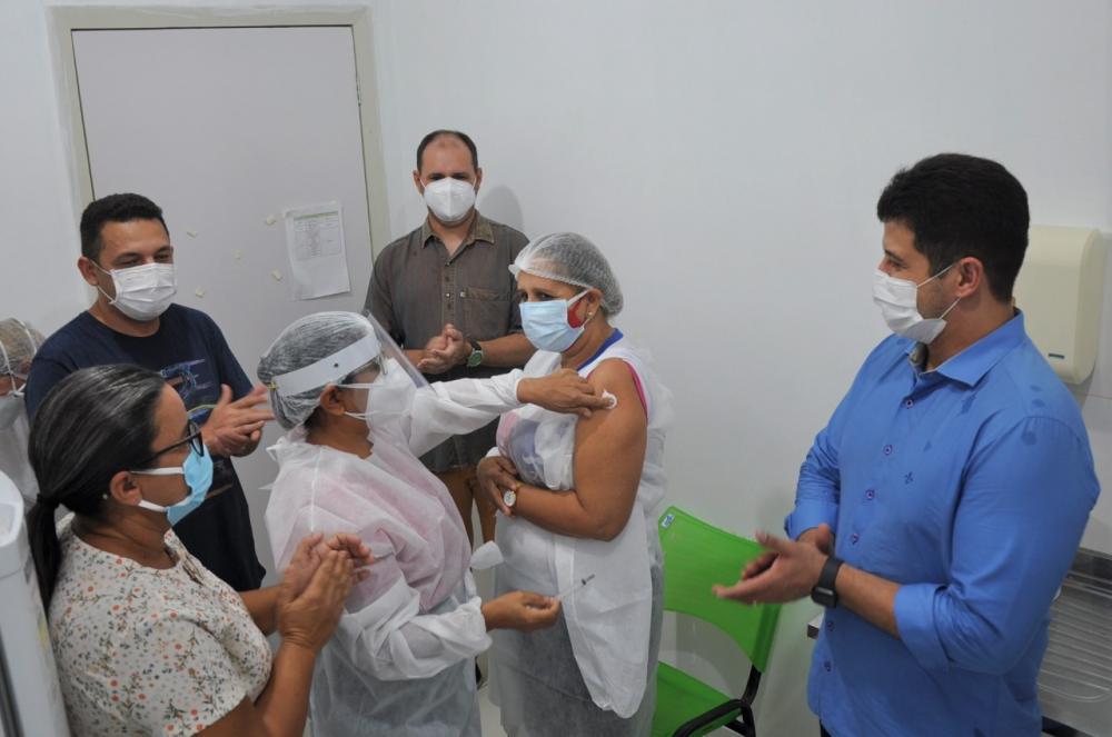 Hugonapoleonenses recebem as primeiras doses da vacina de imunização contra a COVID-19