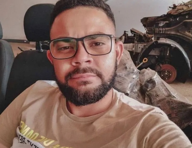 Jovem de 24 anos morre após sofrer descarga elétrica enquanto usava celular ligado na tomada